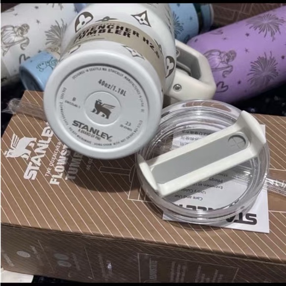 Stanley White and Black Quencher H2.0 Tumbler - Picture 7 of 9